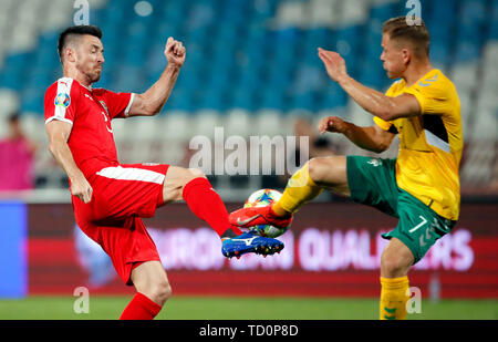 Belgrade, Serbie. 10 Juin, 2019. De la Serbie de Antonio Rukavina (L) rivalise avec la Lituanie est Domantas Simkus au cours de championnat d'ici 2020 ronde de qualification, match de football entre la Serbie et la Lituanie à Belgrade, en Serbie, le 10 juin 2019. La Serbie a gagné 4-1. Credit : Predrag Milosavljevic/Xinhua/Alamy Live News Banque D'Images