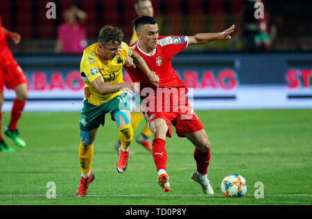 Belgrade, Serbie. 10 Juin, 2019. La Serbie Filip Kostic (R) le dispute à la Lituanie au cours de championnat d'Arvydas Novikovas ronde de qualification 2020 football match entre la Serbie et la Lituanie à Belgrade, en Serbie, le 10 juin 2019. La Serbie a gagné 4-1. Credit : Predrag Milosavljevic/Xinhua/Alamy Live News Banque D'Images