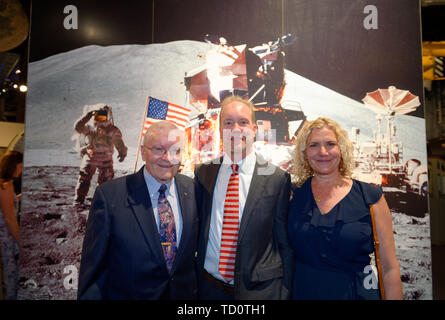 Garden City, New York, USA. 6 juin, 2019. L-R, FRED HAISE astronaute Apollo 13 pose avec Peter Kelly et KELLY KELLY, en face de lune murale atterrissage à Cradle of Aviation Museum au cours d'Apollo à 50 Anniversaire Dîner, un astronaute Apollo hommage célébrant la mission Apollo 11 Lune de l'atterrissage. Credit : Ann Parry/ZUMA/Alamy Fil Live News Banque D'Images
