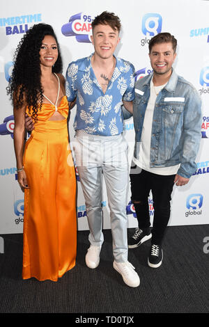 Londres, Royaume-Uni. Juin 08, 2019 : l'espoir Vick, Romaine Kemp et Sonny Jay pose sur la ligne média avant de procéder à l'été 2019 balle au Wembley Arena, Londres Photo : Steve Sav/Featureflash Banque D'Images