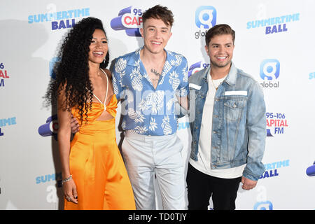 Londres, Royaume-Uni. Juin 08, 2019 : l'espoir Vick, Romaine Kemp et Sonny Jay pose sur la ligne média avant de procéder à l'été 2019 balle au Wembley Arena, Londres Photo : Steve Sav/Featureflash Banque D'Images