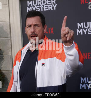 Adam Sandler arrive à l'hôtel la première de Netflix's "meurtre mystère" au Regency Village Theatre le 10 juin 2019 à Westwood, en Californie Banque D'Images