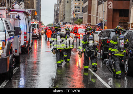 New York, États-Unis. 10 Juin, 2019. Un hélicoptère a effectué un atterrissage d'urgence et a pris feu lundi après-midi (10) sur un bâtiment sur la 7e Avenue à Manhattan. Une personne est morte, les autorités de New York a pris la victime était le pilote de l'avion, qui n'a pas transporter de passagers. Personne dans le bâtiment ou sur le terrain n'a été blessé. (PHOTO : WILLIAM VOLCOV/BRÉSIL PHOTO PRESSE) Credit : Brésil Photo Presse/Alamy Live News Banque D'Images