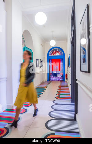 Londres, Royaume-Uni. 11 Juin, 2019. Le couloir reliant - Get up, Stand Up Now : générations de pionniers créatifs Noire - Une nouvelle exposition à Somerset House célébrant les 50 ans de créativité noire en Grande-Bretagne et au-delà. Organisée par Zak Ove, il exécute 12 juin 15 septembre 2019. Crédit : Guy Bell/Alamy Live News Banque D'Images