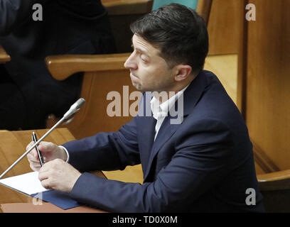 Kiev, Ukraine. 11 Juin, 2019. Le Président ukrainien Volodymyr ZELENSKIY réagit au cours d'une réunion de la Cour constitutionnelle à Kiev, Ukraine, le 11 juin 2019. Le Président ukrainien Volodymyr Zelensky a visité la Cour constitutionnelle sur la constitutionnalité de son décret dissolvant le Parlement ukrainien. Début le président ukrainien Volodymyr Zelensky a signé un décret sur la dissolution du parlement et l'appel du Parlement suivant les élections le 21 juillet 2019. Crédit : Serg Glovny/ZUMA/Alamy Fil Live News Banque D'Images