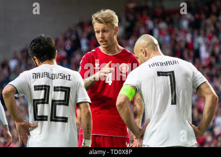 Copenhague, Danemark. 10 Juin, 2019. Danemark, copenhague - le 10 juin 2019. Simon Kjaer (4) du Danemark vu en pourparlers avec Giorgi Navalovski (22) et Jaba Kankava (7) de la Géorgie au cours de l'EURO 2020 match de qualification entre le Danemark et la Géorgie à Telia Parken de Copenhague. (Photo crédit : Gonzales Photo/Alamy Live News Banque D'Images