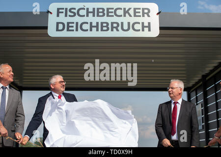 11 juin 2019, la Saxe-Anhalt, Fischbeck : Burkhard Henning (l-r), directeur de l'Office d'État pour la protection contre les inondations et la gestion de l'eau La Saxe-anhalt, Lutz-Georg Berkling, responsable de l'incendie et le contrôle des catastrophes du Ministère de l'intérieur de Saxe-Anhalt et Carsten Wulfänger (CDU), Administrateur du district du District de Stendal, révéler le nom du monument 'Fischbecker Deichbruch'. En juin 2013, la digue a cédé sur le site et plus de 150 kilomètres carrés de l'angle d'Elbe-Havel ont été inondés. Pour arrêter l'inondation, les coques ont été dynamités et coulé pour fermer la brèche de la digue. Banque D'Images