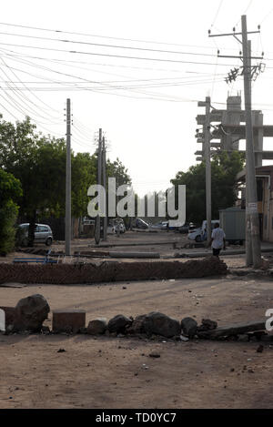 Khartoum, Soudan. 10 Juin, 2019. Avis de barricades dans une rue vide. La capitale soudanaise ressemble à une ville fantôme. Les gardes de sécurité les routes. Mais les gens sont retranchés dans leurs maisons. Vous pensez que la révolution au Soudan était mort. Mais l'opposition ne veut pas admettre la défaite. (Dpa 'Revolution au Soudan : 'il vient de commencer') Credit : Gioia Forster/dpa/Alamy Live News Banque D'Images