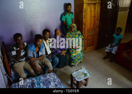 Khartoum, Soudan. 10 Juin, 2019. Ali Idris (l-r), Amar Mohammed al-Hassan et Abdu al-Rahim s'asseoir avec les autres membres de la famille dans une seule pièce. 18-year-old Amar Mohammed al-Hassan et ses amis Abdu al-Rahim et Ali Idris étaient présents la semaine dernière lorsque les forces de sécurité ont brutalement brisé le blocus des sit-in dans le centre de la capitale soudanaise. Des manifestants ont été abattus, battus et chassés, tentes brûlées et les corps jetés dans le Nil. Selon une association médicale, plus de 100 personnes sont mortes. (Dpa 'Revolution au Soudan : 'il vient de commencer') Credit : Gioia Forster/dpa/Alamy Live News Banque D'Images