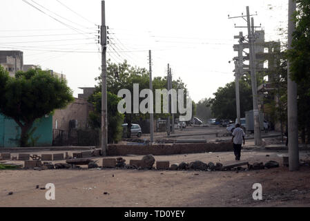 Khartoum, Soudan. 10 Juin, 2019. Avis de barricades dans une rue vide. La capitale soudanaise ressemble à une ville fantôme. Les gardes de sécurité les routes. Mais les gens sont retranchés dans leurs maisons. Vous pensez que la révolution au Soudan était mort. Mais l'opposition ne veut pas admettre la défaite. (Dpa 'Revolution au Soudan : 'il vient de commencer') Credit : Gioia Forster/dpa/Alamy Live News Banque D'Images