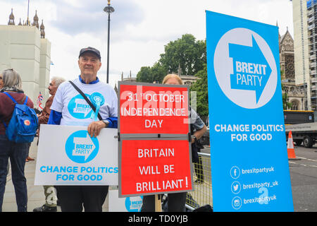 Londres, Royaume-Uni. 11 Juin, 2019. Les manifestants en faveur de quitter l'Union européenne démontrent avec des pancartes à l'extérieur de la partie Brexit Chambre du Parlement, le Parti du Travail s'apprête à déposé une motion inter-partis pour essayer d'empêcher un futur premier ministre poussant au moyen d'un Brexit no-traiter contre la volonté des députés ayant de fortes probabilités sur Pro Brexit Boris Johnson favori pour succéder à Theresa qui peut favorise une No Deal Crédit : amer ghazzal/Alamy Live News Banque D'Images