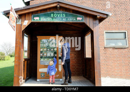 Julia Boves et son fils Franz sera expliquant la viande distributeur automatique le 20 avril 2017 à Kempen (Rhénanie du Nord-Westphalie). Le client peut choisir de saucisses grillées, les viandes grillées et les ragoûts de boissons non alcoolisées dans le 'boucherie' de swine farm Axel Boves. (À l'adaptateur du 22.05.2017) Photo : Roland Weihrauch/dpa | conditions dans le monde entier Banque D'Images