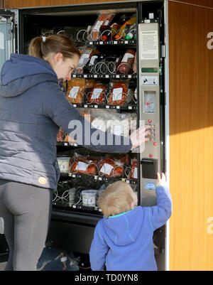 Julia Boves et son fils Franz sera expliquant la viande distributeur automatique le 20 avril 2017 à Kempen (Rhénanie du Nord-Westphalie). Le client peut choisir de saucisses grillées, les viandes grillées et les ragoûts de boissons non alcoolisées au 'boucherie'. (À l'adaptateur du 22.05.2017) Photo : Roland Weihrauch/dpa | conditions dans le monde entier Banque D'Images