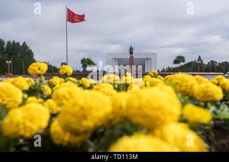 Bichkek. 9 juin, 2019. Photo prise le 9 juin 2019 montre le drapeau national et la statue de Manas à la place Ala-Too à Bichkek, capitale du Kirghizistan. Credit : Fei Maohua/Xinhua/Alamy Live News Banque D'Images