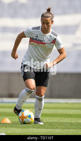 Paris, France. 11 Juin, 2019. 11 juin 2019, la France (France), Villeneuve-d·ascq : Football, les femmes : WM, équipe nationale, l'Allemagne, l'entraînement final : Lena Oberdorf joue un ballon. Dpa : Crédit photo alliance/Alamy Live News Banque D'Images