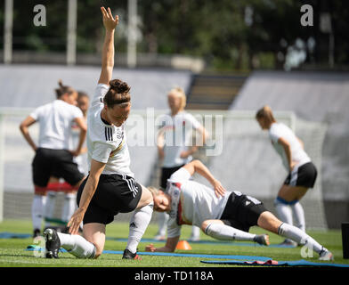 Paris, France. 11 Juin, 2019. 11 juin 2019, la France (France), Villeneuve-d·ascq : Football, les femmes : WM, équipe nationale, l'Allemagne, l'entraînement final : Marina Hegering (l) s'étend. Dpa : Crédit photo alliance/Alamy Live News Banque D'Images