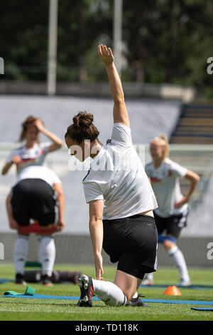 Paris, France. 11 Juin, 2019. 11 juin 2019, la France (France), Villeneuve-d·ascq : Football, les femmes : WM, équipe nationale, l'Allemagne, l'entraînement final : Marina Hegering s'étend. Dpa : Crédit photo alliance/Alamy Live News Banque D'Images