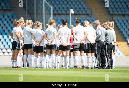 Paris, France. 11 Juin, 2019. 11 juin 2019, la France (France), Villeneuve-d·ascq : Football, Coupe du Monde : les femmes, l'équipe nationale, l'Allemagne, la formation finale : l'équipe allemande est dans un cercle. Dpa : Crédit photo alliance/Alamy Live News Banque D'Images