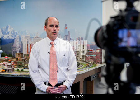 (190611) -- ORMOND BEACH (États-Unis), le 11 juin 2019 (Xinhua) -- Brian Rademacher, Directeur du développement économique d'Ormond Beach, prend la parole lors d'un entretien avec Xinhua à Ormond Beach de Floride, les États-Unis, le 6 juin 2019. Les États-Unis et la Chine devraient résoudre les tensions commerciales plus rapidement et trouver des moyens pour les deux entreprises et d'organisations pour 'link et tirer parti de leurs réseaux et des actifs pour assurer une coopération plus efficace," a déclaré Brian Rademacher durant l'entrevue en Floride. (Xinhua/Zou Guangping) Banque D'Images
