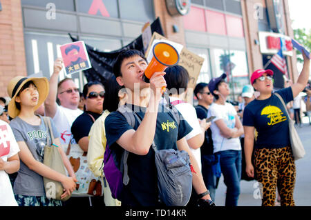 New York, NY, USA. 9 juin, 2019. Parle au démonstrateur un mégaphone pendant le rallye.Des centaines de manifestants manifestation à New York pour protester contre les lois sur l'extradition chinois Hong Kong. Les manifestants se sont réunis à Times Square puis ont marché vers l'ambassade de Chine sur la ville, côté ouest. Credit : Efren Landaos SOPA/Images/ZUMA/Alamy Fil Live News Banque D'Images