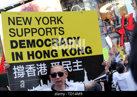 New York, NY, USA. 9 juin, 2019. Manifestant nous tend un placard pendant le rallye.Des centaines de manifestants manifestation à New York pour protester contre les lois sur l'extradition chinois Hong Kong. Les manifestants se sont réunis à Times Square puis ont marché vers l'ambassade de Chine sur la ville, côté ouest. Credit : Efren Landaos SOPA/Images/ZUMA/Alamy Fil Live News Banque D'Images