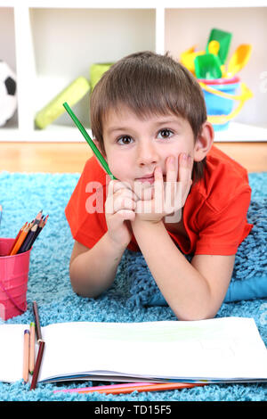 Cute little boy dessin dans son album Banque D'Images