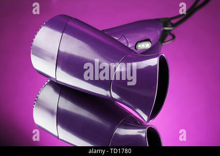 Sèche-cheveux sur fond violet Banque D'Images