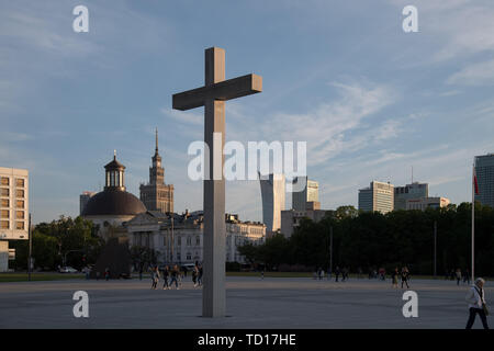 Croix de repères d'une visite du Pape Jean Paul II en 1979 sur la place Jozef Pilsudski, Palais de la science et de la Culture à Varsovie, Pologne. 17 mai 2019 © Wojciech Banque D'Images