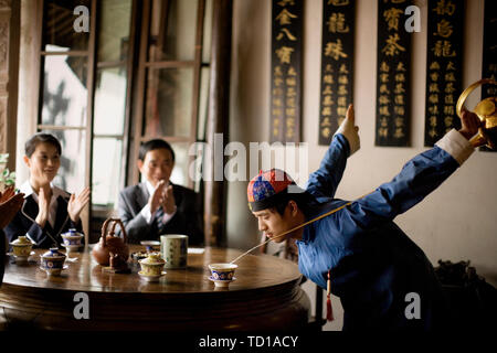 Jeune homme adultes effectuant un rituel du thé traditionnel pour les gens d'affaires dans un café. Banque D'Images