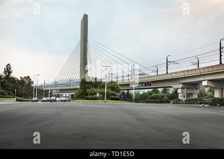 Voiture en photo de ville intersection avec viaduc de chemin de fer Banque D'Images