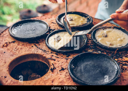 Petites crêpes de riz vietnamiens - cuisine traditionnelle au milieu du Vietnam. Banque D'Images