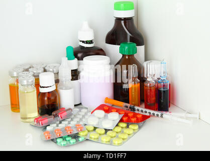 Bouteilles médicales et des pilules sur la tablette Banque D'Images