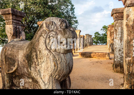 Des statues de lions à Nissanka Malla, d'une salle d'audience du Roi, Polonnaruwa, Sri Lanka Banque D'Images