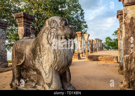 Des statues de lions à Nissanka Malla, d'une salle d'audience du Roi, Polonnaruwa, Sri Lanka Banque D'Images