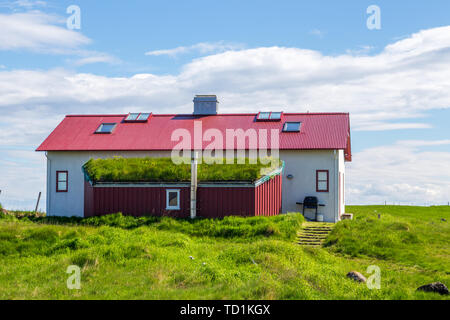 Eco house islandaise avec de l'herbe sur le toit, dans le village sur l'île de Flatey, Islande Banque D'Images