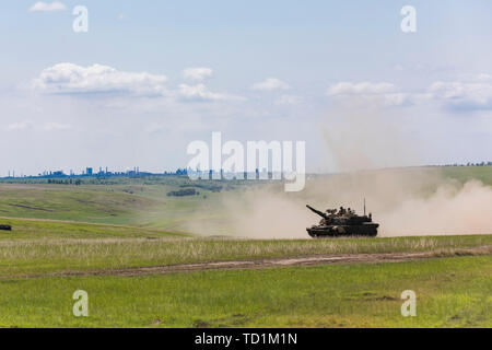 D'un M1 Abrams tank appartenant au 1er Bataillon, 16e Régiment d'infanterie le long d'un sentier du réservoir de manœuvres au cours d'un exercice d'entraînement monté sur un champ de tir près de Galati, Roumanie, 1 juin 2019. Exercices d'entraînement monté à l'aide des soldats de l'1-16 Inf. à être une force de combat mortel et un atout précieux pour les alliés de l'Atlantique à l'appui de la résoudre. (U.S. Photo de l'armée par le Sgt. Jeremiah Woods) Banque D'Images