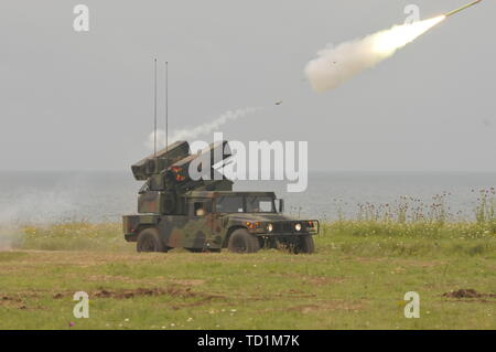 Un Avenger feux à une système d'arme de tir de missiles à courte portée, non loin de Shabla, Bulgarie, Jun. 10, 2019 lors de l'exercice Shabla 19. Le système était exploité par des soldats avec 5e Bataillon, 4e Régiment d'artillerie de défense aérienne. SHABLA 19 est un accord bilatéral, conjoint de défense aérienne de l'exercice de tir réel organisé par les forces armées bulgares à Shabla, Bulgarie, du 10 au 14 juin 2019. SHABLA 19 est un conçu pour améliorer la préparation et l'interopérabilité entre la Force aérienne bulgare, de la Marine et de la Force terrestre, et la 10e armée de l'air et commande de la défense antimissile, de l'armée américaine en Europe. Banque D'Images