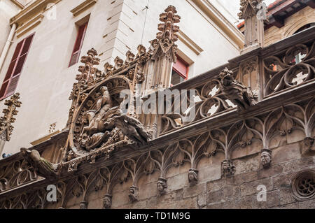 Gargouilles de la Carrer del Bisbe Bridge à côté du pont des soupirs de Venise dans le quartier gothique de Barcelone Banque D'Images