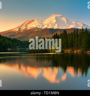 Vue sur le Mont Shasta (du lac) Siskiyou. Mt Shasta est un volcan à l'extrémité sud de la chaîne des Cascades dans le comté de Siskiyou en Californie. Lors d'une console Banque D'Images