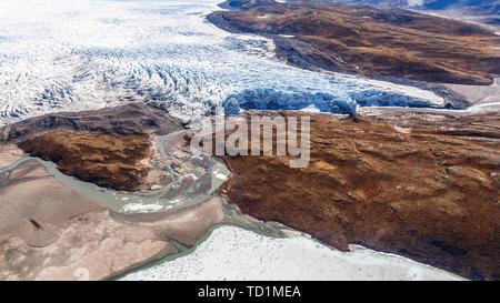 L'inlandsis groenlandais la fonte des glaciers en rivière avec vue aérienne de la toundra, près de Kangerlussuaq, Groenland Banque D'Images