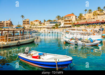 Port de Jbeil Méditerranée lagoon avec les bateaux de pêche ancrés, Biblos, Liban Banque D'Images