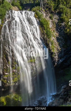 Chute d'une grosse goutte photographié sur une longue exposition pour créer blurred motion à l'eau, le Narada Cascade, Mount Rainier National Park, Washi Banque D'Images