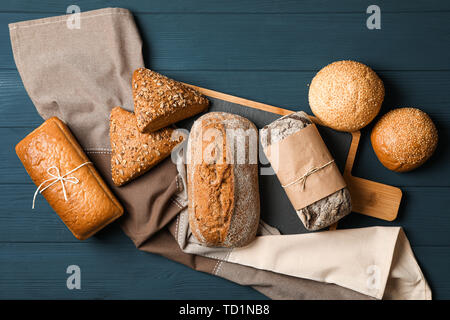 Télévision jeter la composition avec les produits de boulangerie sur fond de bois, vue du dessus et de l'espace pour le texte Banque D'Images