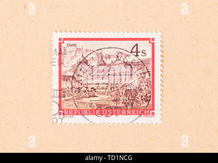 Autriche - circa 1984 : timbre imprimé en Autriche montre abbaye de Stams, vers 1984 Banque D'Images