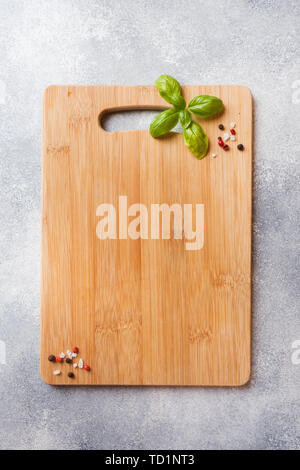 Planche à découper en bois vide sur une table de cuisine. Vue de dessus, l'espace de copie Banque D'Images