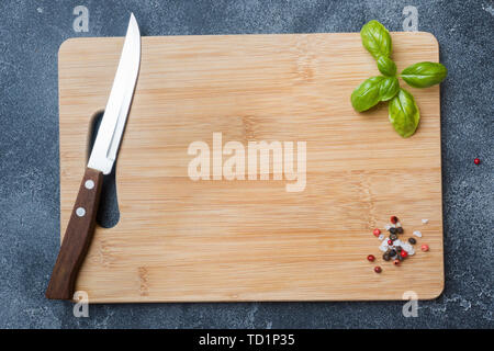 Planche à découper en bois vide sur une table de cuisine. Vue de dessus, l'espace de copie Banque D'Images