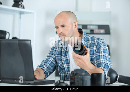 Photographe à son bureau Banque D'Images