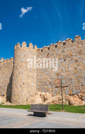 Les murs entourant la ville espagnole d'Ávila, détail dans le Paseo del Rastro avec croix de chemin de croix Banque D'Images