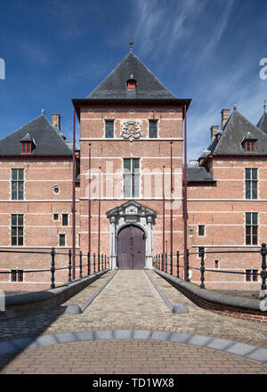 Allée pavée ornée d'une porte de l'Europe médiévale, château en brique Banque D'Images