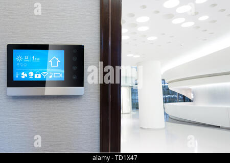 Avec l'écran smart smart home avec hall moderne Banque D'Images